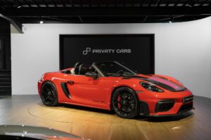 Vue latérale avec jantes noires – PORSCHE – 718 Spyder RS – 2024 – Rouge Indien – 1 900 km – 500 ch – Flat 6 Atmo – Transmission : Sequentielle – Origine France – Privaty Cars – Vente de voitures de prestige d’occasion à La Rochelle