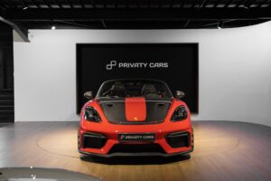 Vue avant avec capot en carbone – PORSCHE – 718 Spyder RS – 2024 – Rouge Indien – 1 900 km – 500 ch – Flat 6 Atmo – Transmission : Sequentielle – Origine France – Privaty Cars – Expert des voitures de prestige d’occasion dans l’Ouest de la France