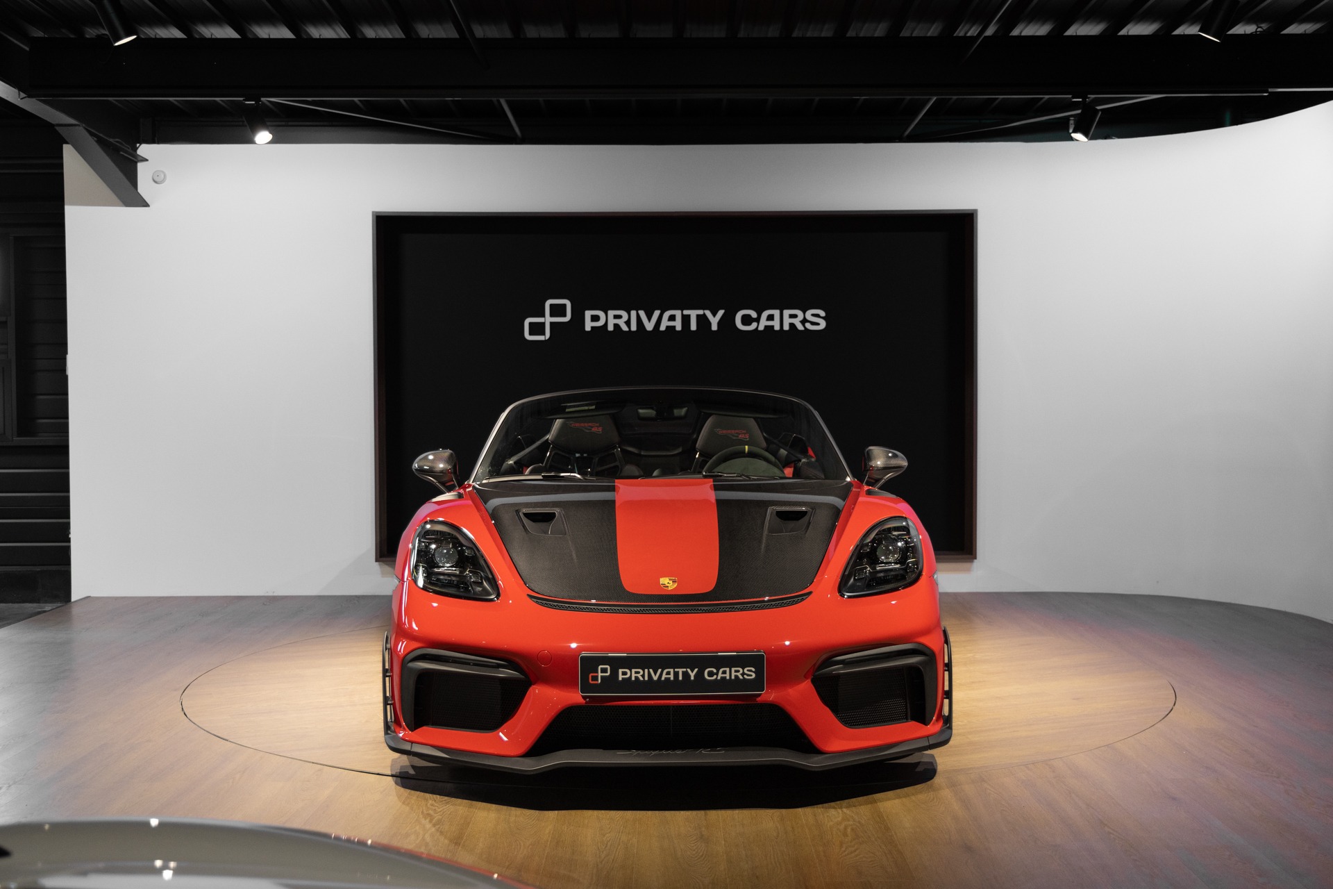Vue avant avec capot en carbone – PORSCHE – 718 Spyder RS – 2024 – Rouge Indien – 1 900 km – 500 ch – Flat 6 Atmo – Transmission : Sequentielle – Origine France – Privaty Cars – Expert des voitures de prestige d’occasion dans l’Ouest de la France