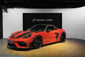 Vue avant avec capot en carbone – PORSCHE – 718 Spyder RS – 2024 – Rouge Indien – 1 900 km – 500 ch – Flat 6 Atmo – Transmission : Sequentielle – Origine France – Privaty Cars – Reprise de voitures de sport et collection en Charente-Maritime