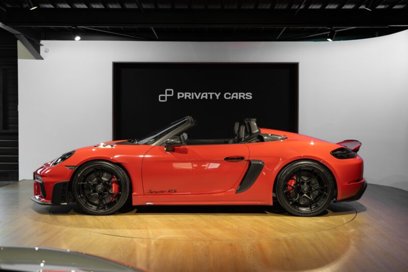 Vue latérale avec jantes noires – PORSCHE – 718 Spyder RS – 2024 – Rouge Indien – 1 900 km – 500 ch – Flat 6 Atmo – Transmission : Sequentielle – Origine France – Privaty Cars – Rachat de Porsche et Ferrari d’occasion en Charente-Maritime