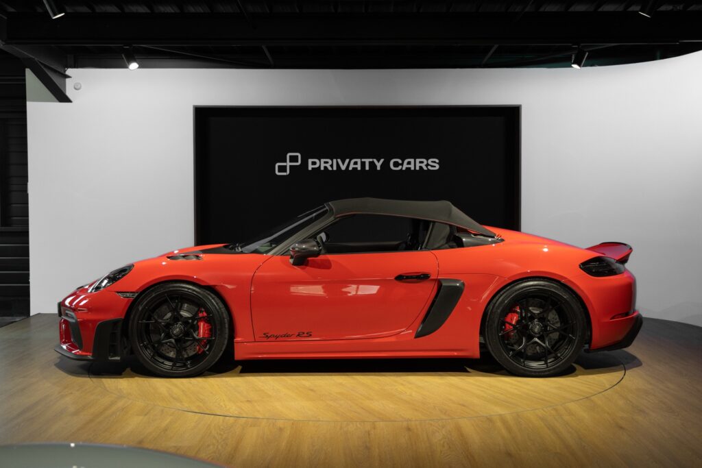 Vue latérale avec capote repliée – PORSCHE – 718 Spyder RS – 2024 – Rouge Indien – 1 900 km – 500 ch – Flat 6 Atmo – Transmission : Sequentielle – Origine France – Privaty Cars – Reprise de voitures de sport et collection dans l’Ouest de la France