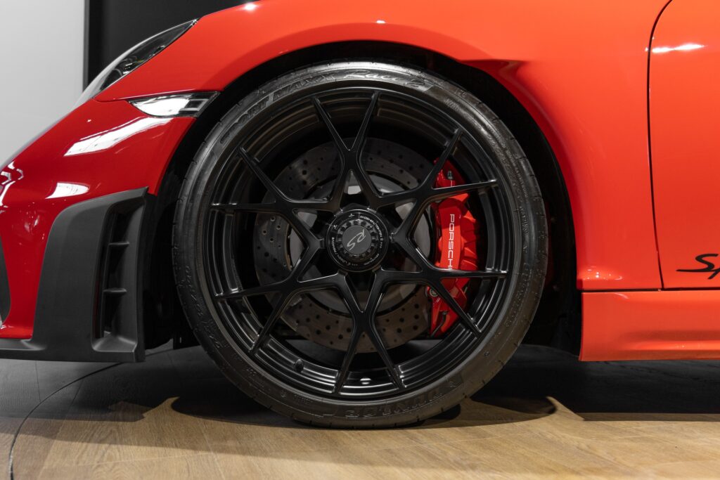 Jantes en alliage noir mat – PORSCHE – 718 Spyder RS – 2024 – Rouge Indien – 1 900 km – 500 ch – Flat 6 Atmo – Transmission : Sequentielle – Origine France – Privaty Cars – Vente de supercars d’occasion entre Bordeaux et Nantes