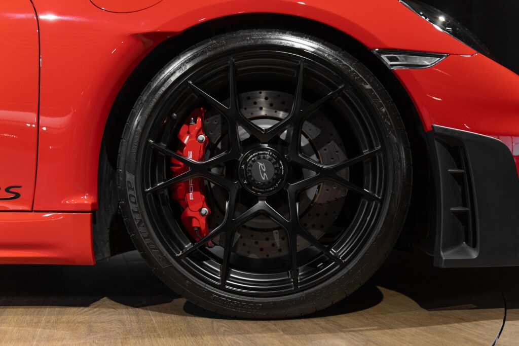 Jantes – PORSCHE – 718 Spyder RS – 2024 – Rouge Indien – 1 900 km – 500 ch – Flat 6 Atmo – Transmission : Sequentielle – Origine France – Privaty Cars – Dépôt-vente de voitures de sport et véhicules d’exception à 2 heures de Paris en TGV