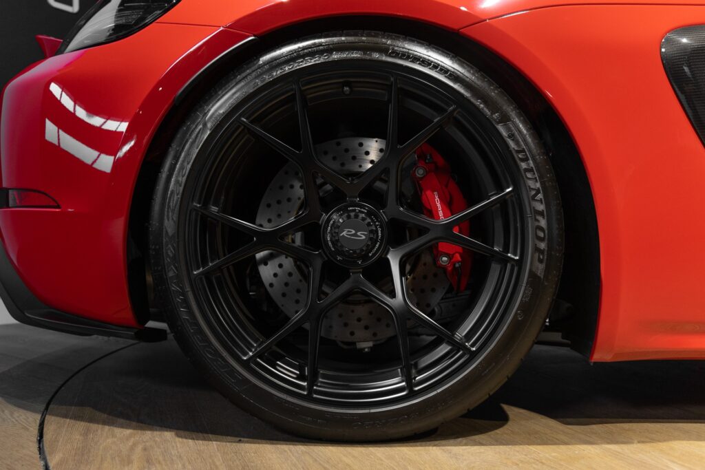 Jantes noires à rayons multiples – PORSCHE – 718 Spyder RS – 2024 – Rouge Indien – 1 900 km – 500 ch – Flat 6 Atmo – Transmission : Sequentielle – Origine France – Privaty Cars – Recherche personnalisée de voitures de sport d’occasion en Nouvelle-Aquitaine