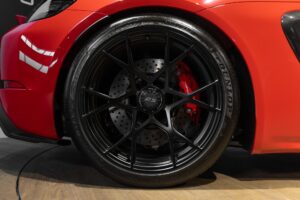 Jantes noires à rayons multiples – PORSCHE – 718 Spyder RS – 2024 – Rouge Indien – 1 900 km – 500 ch – Flat 6 Atmo – Transmission : Sequentielle – Origine France – Privaty Cars – Recherche personnalisée de voitures de sport d’occasion en Nouvelle-Aquitaine