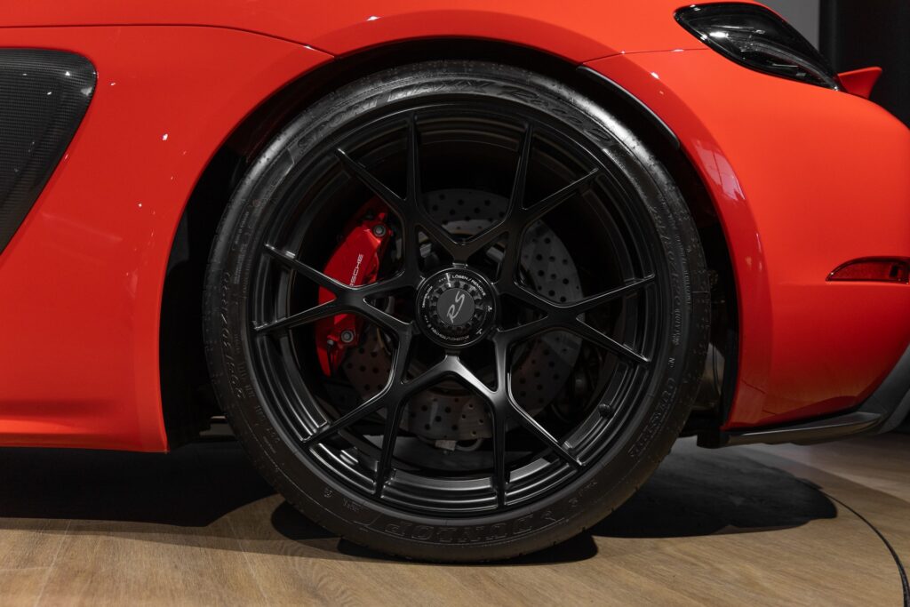 Jantes en alliage noir mat – PORSCHE – 718 Spyder RS – 2024 – Rouge Indien – 1 900 km – 500 ch – Flat 6 Atmo – Transmission : Sequentielle – Origine France – Privaty Cars – Rachat de Porsche et Ferrari d’occasion dans l’Ouest de la France
