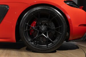 Jantes en alliage noir mat – PORSCHE – 718 Spyder RS – 2024 – Rouge Indien – 1 900 km – 500 ch – Flat 6 Atmo – Transmission : Sequentielle – Origine France – Privaty Cars – Rachat de Porsche et Ferrari d’occasion dans l’Ouest de la France