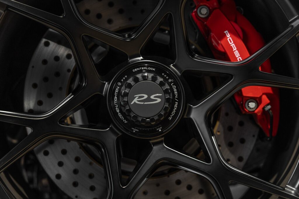 Jantes en alliage noir avec étriers rouges – PORSCHE – 718 Spyder RS – 2024 – Rouge Indien – 1 900 km – 500 ch – Flat 6 Atmo – Transmission : Sequentielle – Origine France – Privaty Cars – Courtage automobile pour véhicules exclusifs en Nouvelle-Aquitaine