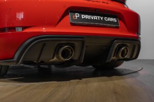 Diffuseur arrière avec sorties d'échappement – PORSCHE – 718 Spyder RS – 2024 – Rouge Indien – 1 900 km – 500 ch – Flat 6 Atmo – Transmission : Sequentielle – Origine France – Privaty Cars – Achat et vente de voitures de sport d’occasion proche de Nantes