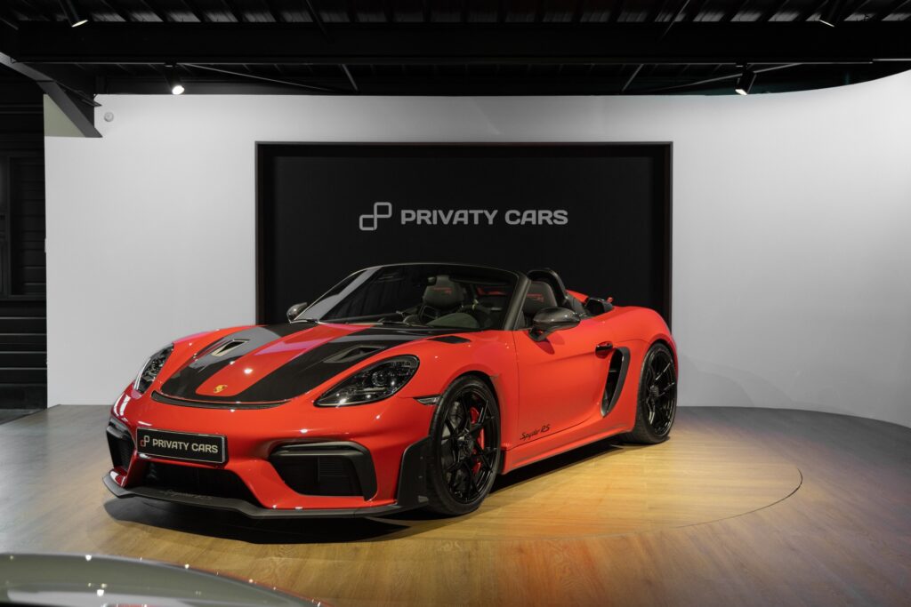 À vendre – PORSCHE – 718 Spyder RS – 2024 – Rouge Indien – 1 900 km – 500 ch – Flat 6 Atmo – Transmission : Sequentielle – Photo principale – Origine France – Privaty Cars – Expert des sportives d’occasion haut de gamme dans l’Ouest de la France