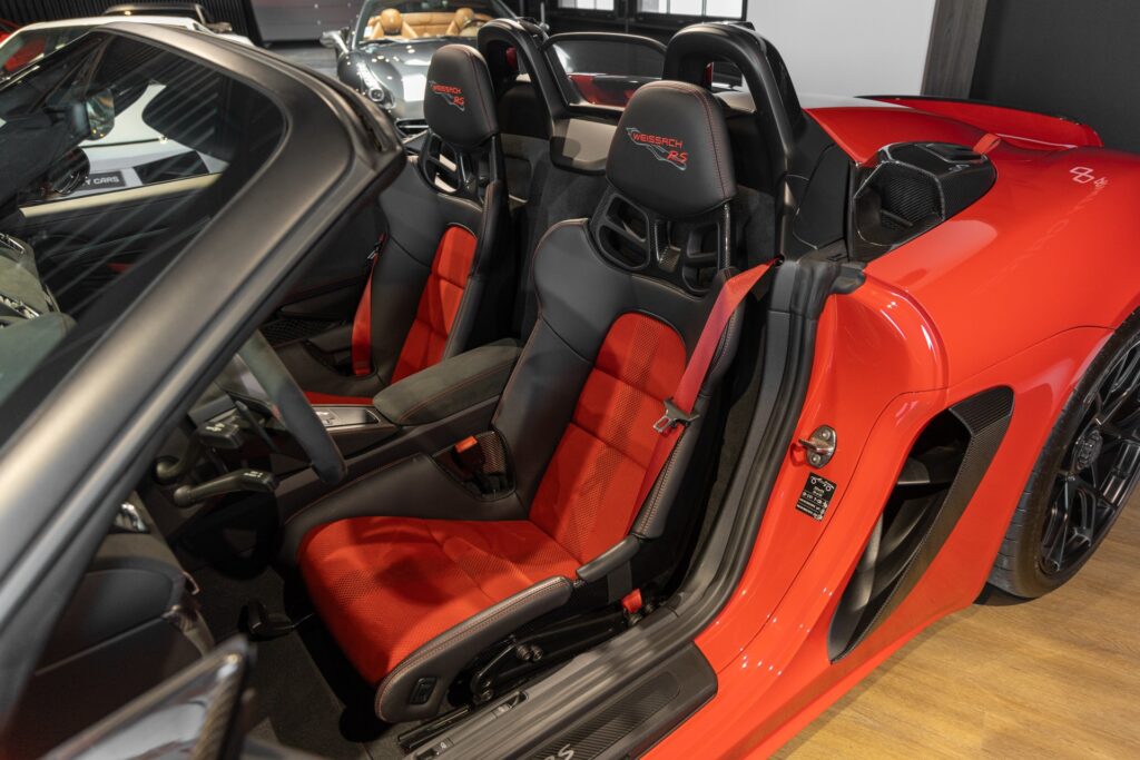 Sièges baquets en cuir – PORSCHE – 718 Spyder RS – 2024 – Rouge Indien – 1 900 km – 500 ch – Flat 6 Atmo – Transmission : Sequentielle – Origine France – Privaty Cars – Conciergerie automobile pour véhicules de sport près de Poitiers
