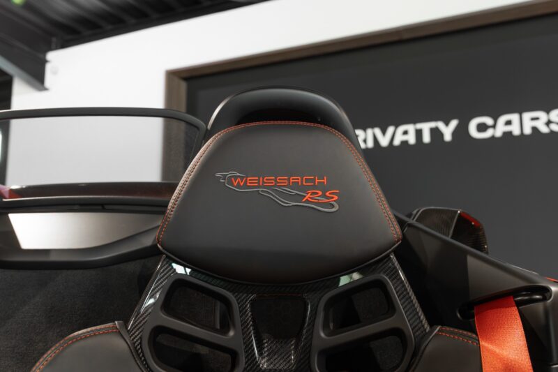 Sièges baquets avec logo – PORSCHE – 718 Spyder RS – 2024 – Rouge Indien – 1 900 km – 500 ch – Flat 6 Atmo – Transmission : Sequentielle – Origine France – Privaty Cars – Achat et vente de supercars d’occasion à La Rochelle