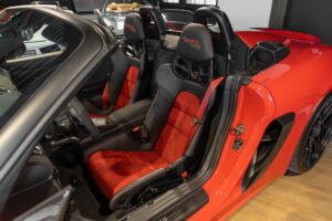 Sièges baquets en cuir – PORSCHE – 718 Spyder RS – 2024 – Rouge Indien – 1 900 km – 500 ch – Flat 6 Atmo – Transmission : Sequentielle – Origine France – Privaty Cars – Conciergerie automobile pour véhicules de sport près de Poitiers