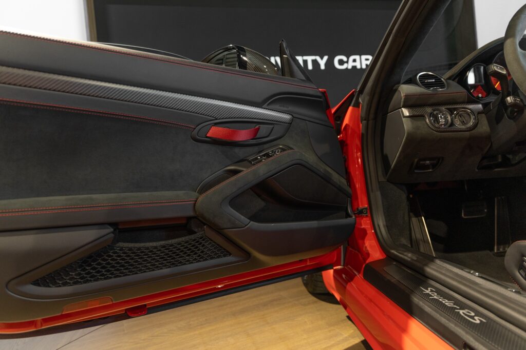 Porte avec garniture en alcantara – PORSCHE – 718 Spyder RS – 2024 – Rouge Indien – 1 900 km – 500 ch – Flat 6 Atmo – Transmission : Sequentielle – Origine France – Privaty Cars – Conciergerie automobile pour véhicules de sport près de Poitiers