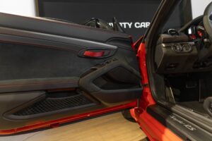 Porte avec garniture en alcantara – PORSCHE – 718 Spyder RS – 2024 – Rouge Indien – 1 900 km – 500 ch – Flat 6 Atmo – Transmission : Sequentielle – Origine France – Privaty Cars – Conciergerie automobile pour véhicules de sport près de Poitiers