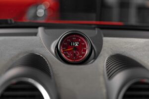 Compteur de vitesse avec cadran rouge – PORSCHE – 718 Spyder RS – 2024 – Rouge Indien – 1 900 km – 500 ch – Flat 6 Atmo – Transmission : Sequentielle – Origine France – Privaty Cars – Vente de voitures de sport d’occasion proche de Bordeaux