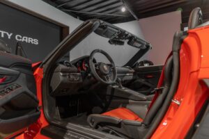 Tableau de bord – PORSCHE – 718 Spyder RS – 2024 – Rouge Indien – 1 900 km – 500 ch – Flat 6 Atmo – Transmission : Sequentielle – Origine France – Privaty Cars – Vente de voitures de prestige d’occasion en Charente-Maritime