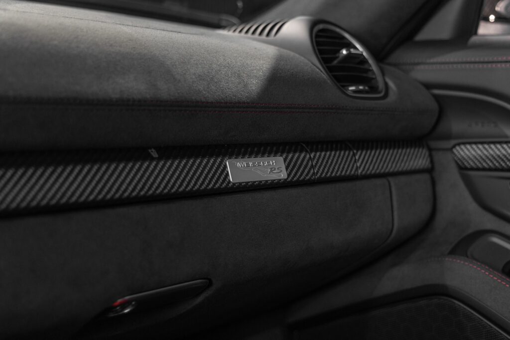 Tableau de bord en alcantara et carbone – PORSCHE – 718 Spyder RS – 2024 – Rouge Indien – 1 900 km – 500 ch – Flat 6 Atmo – Transmission : Sequentielle – Origine France – Privaty Cars – Vente de véhicules d’investissement et de collection à 2 heures de Paris en TGV