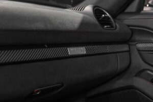 Tableau de bord en alcantara et carbone – PORSCHE – 718 Spyder RS – 2024 – Rouge Indien – 1 900 km – 500 ch – Flat 6 Atmo – Transmission : Sequentielle – Origine France – Privaty Cars – Vente de véhicules d’investissement et de collection à 2 heures de Paris en TGV