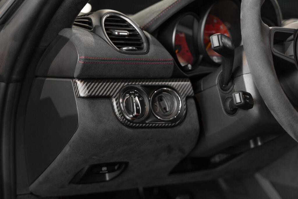 Tableau de bord – PORSCHE – 718 Spyder RS – 2024 – Rouge Indien – 1 900 km – 500 ch – Flat 6 Atmo – Transmission : Sequentielle – Origine France – Privaty Cars – Vente de voitures de prestige d’occasion à La Rochelle