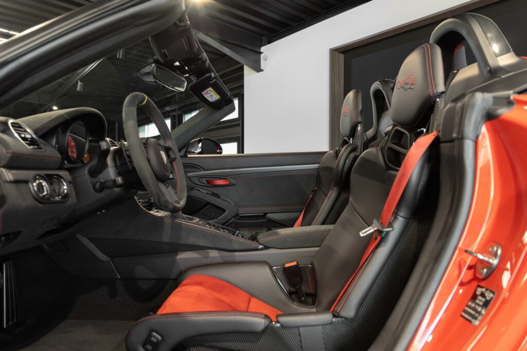 Sièges baquets en cuir et alcantara – PORSCHE – 718 Spyder RS – 2024 – Rouge Indien – 1 900 km – 500 ch – Flat 6 Atmo – Transmission : Sequentielle – Origine France – Privaty Cars – Vente de voitures de prestige d’occasion entre Bordeaux et Nantes