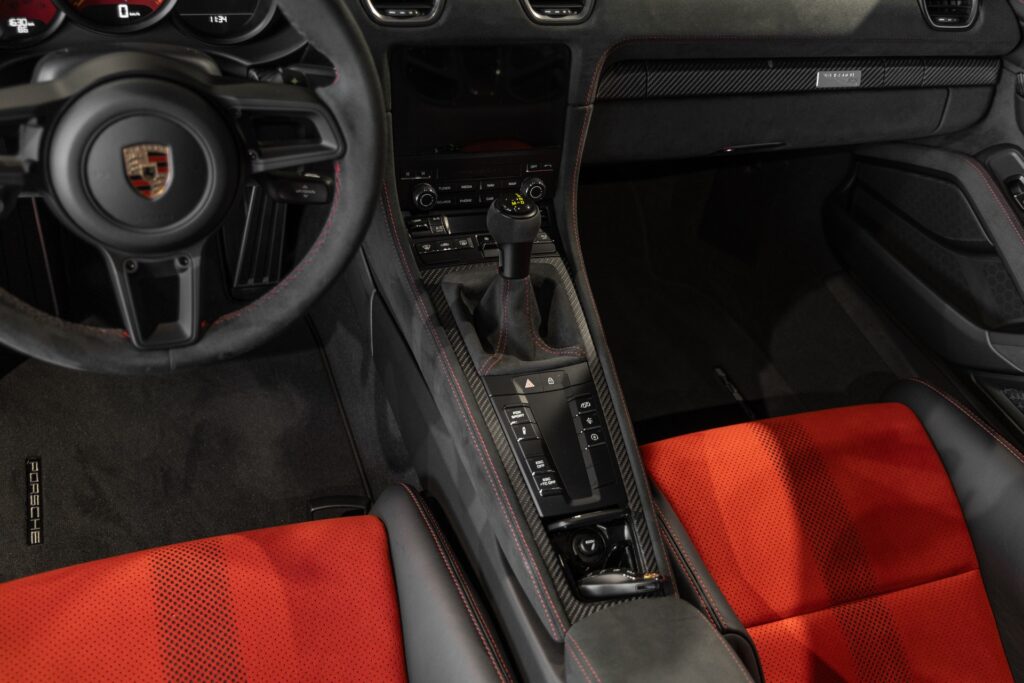 Console centrale avec levier de vitesses – PORSCHE – 718 Spyder RS – 2024 – Rouge Indien – 1 900 km – 500 ch – Flat 6 Atmo – Transmission : Sequentielle – Origine France – Privaty Cars – Vente de véhicules d’investissement et de collection à 2 heures de Paris en TGV