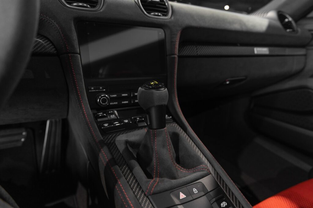 Console centrale avec levier de vitesses – PORSCHE – 718 Spyder RS – 2024 – Rouge Indien – 1 900 km – 500 ch – Flat 6 Atmo – Transmission : Sequentielle – Origine France – Privaty Cars – Conciergerie automobile pour véhicules de sport entre Bordeaux et Nantes