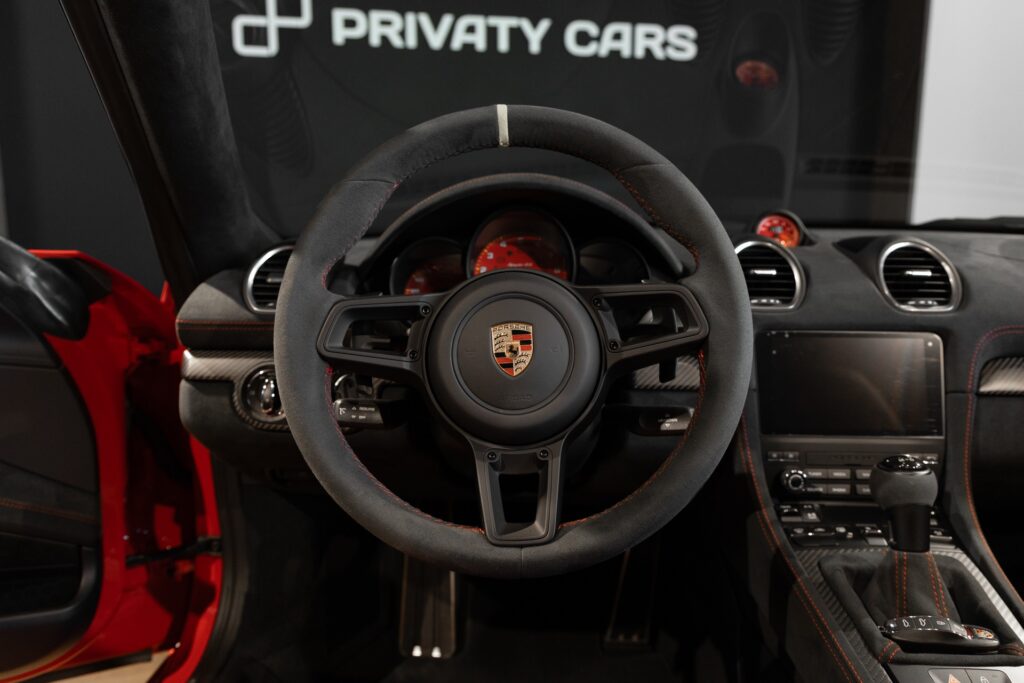 Volant – PORSCHE – 718 Spyder RS – 2024 – Rouge Indien – 1 900 km – 500 ch – Flat 6 Atmo – Transmission : Sequentielle – Origine France – Privaty Cars – Recherche personnalisée de modèles PORSCHE proche de Bordeaux