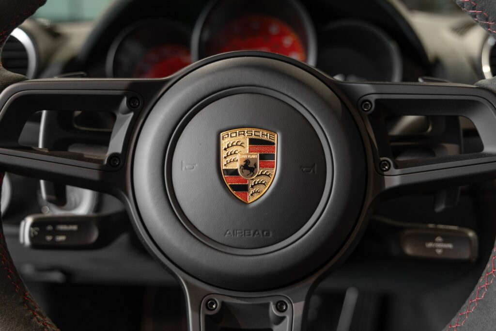 Volant – PORSCHE – 718 Spyder RS – 2024 – Rouge Indien – 1 900 km – 500 ch – Flat 6 Atmo – Transmission : Sequentielle – Origine France – Privaty Cars – Vente de voitures de prestige d’occasion à 2 heures de Paris en TGV