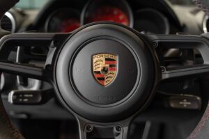 Volant – PORSCHE – 718 Spyder RS – 2024 – Rouge Indien – 1 900 km – 500 ch – Flat 6 Atmo – Transmission : Sequentielle – Origine France – Privaty Cars – Vente de voitures de prestige d’occasion à 2 heures de Paris en TGV