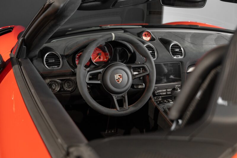 Volant – PORSCHE – 718 Spyder RS – 2024 – Rouge Indien – 1 900 km – 500 ch – Flat 6 Atmo – Transmission : Sequentielle – Origine France – Privaty Cars – Spécialiste des voitures de sport d’occasion dans l’Ouest de la France