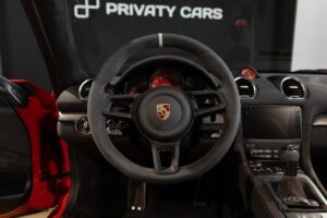 Volant – PORSCHE – 718 Spyder RS – 2024 – Rouge Indien – 1 900 km – 500 ch – Flat 6 Atmo – Transmission : Sequentielle – Origine France – Privaty Cars – Recherche personnalisée de modèles PORSCHE proche de Bordeaux