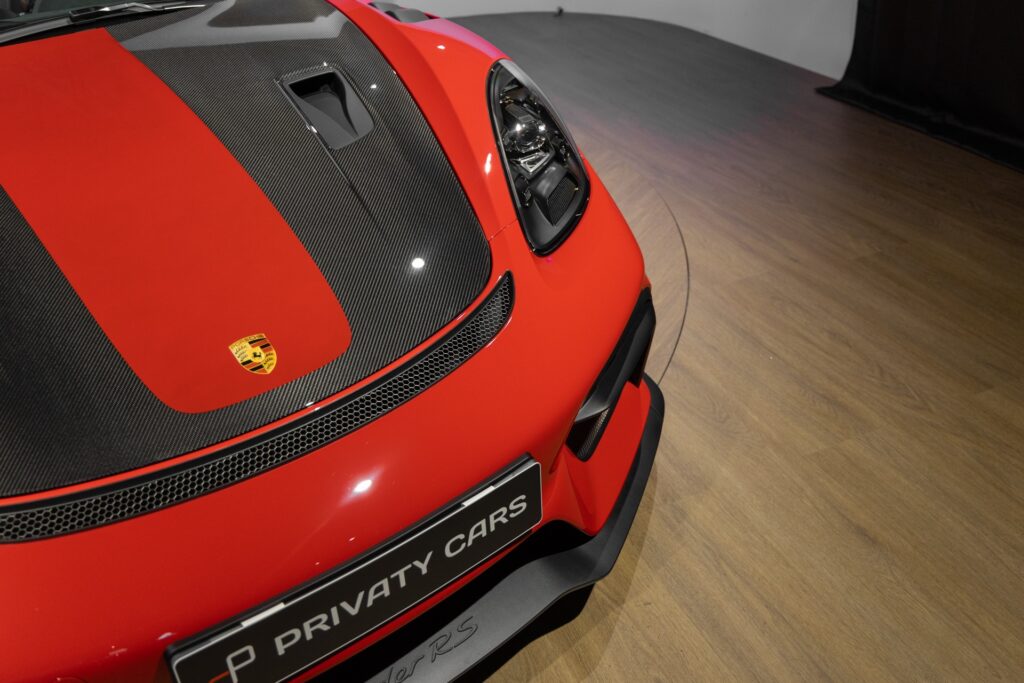 À vendre – PORSCHE – 718 Spyder RS – 2024 – Rouge Indien – 1 900 km – 500 ch – Flat 6 Atmo – Transmission : Sequentielle – Vue principale – Origine France – Privaty Cars – Commerce de voitures de sport luxe et premium entre Bordeaux et Nantes