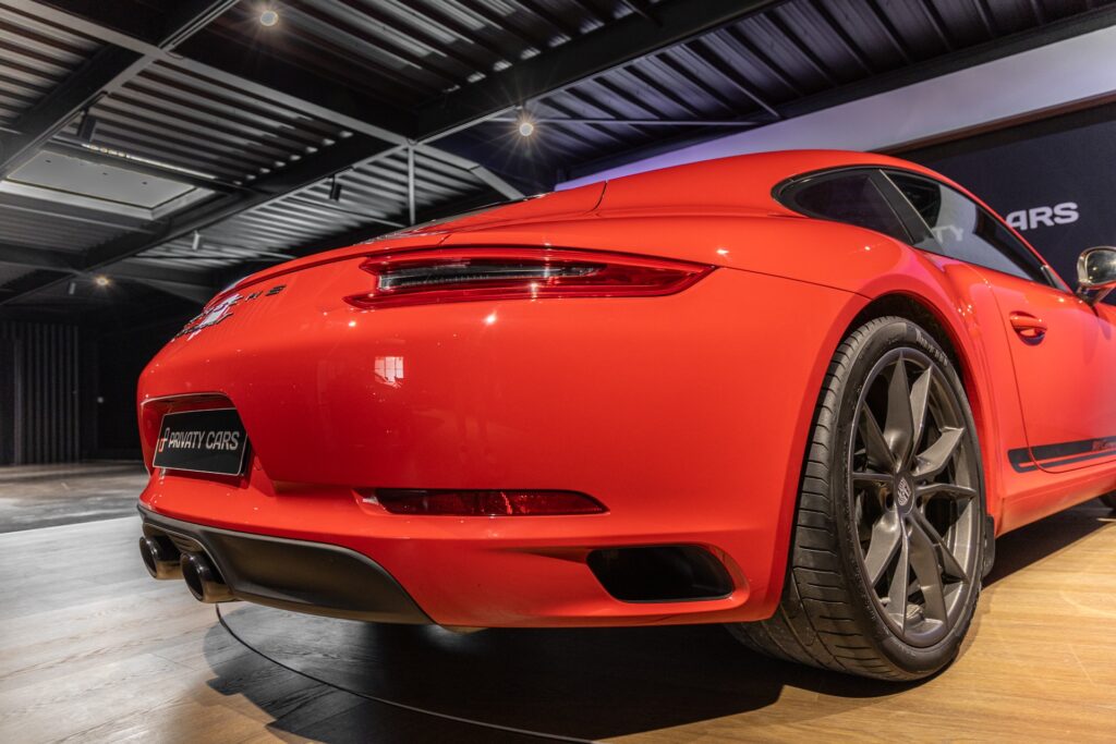 Vue arrière avec double sortie d'échappement – PORSCHE – 911 991 CARRERA T – 2018 – Rouge Indien – 21 900 km – 370 ch – Flat 6 Atmo – Transmission : Manuelle – Origine France – Privaty Cars – Rachat de Porsche et Ferrari d’occasion en Charente-Maritime