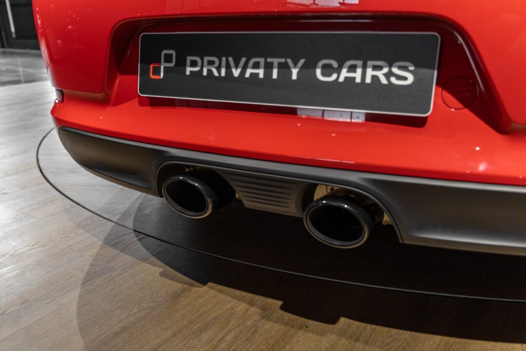 Double sortie d'échappement ronde – PORSCHE – 911 991 CARRERA T – 2018 – Rouge Indien – 21 900 km – 370 ch – Flat 6 Atmo – Transmission : Manuelle – Origine France – Privaty Cars – Spécialiste des voitures de luxe d’occasion en Charente-Maritime