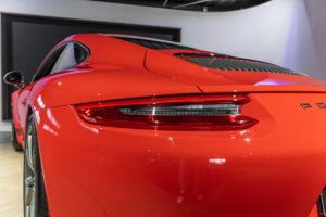 Feu arrière avec design élégant – PORSCHE – 911 991 CARRERA T – 2018 – Rouge Indien – 21 900 km – 370 ch – Flat 6 Atmo – Transmission : Manuelle – Origine France – Privaty Cars – Recherche de supercars hors marché proche de Bordeaux