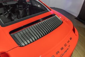 Aileron arrière avec grilles de ventilation – PORSCHE – 911 991 CARRERA T – 2018 – Rouge Indien – 21 900 km – 370 ch – Flat 6 Atmo – Transmission : Manuelle – Origine France – Privaty Cars – Rachat immédiat de véhicules de prestige en Nouvelle-Aquitaine