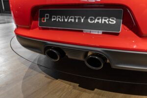 Double sortie d'échappement ronde – PORSCHE – 911 991 CARRERA T – 2018 – Rouge Indien – 21 900 km – 370 ch – Flat 6 Atmo – Transmission : Manuelle – Origine France – Privaty Cars – Spécialiste des voitures de luxe d’occasion en Charente-Maritime