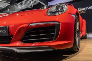 Phares ronds avec éclairage LED – PORSCHE – 911 991 CARRERA T – 2018 – Rouge Indien – 21 900 km – 370 ch – Flat 6 Atmo – Transmission : Manuelle – Origine France – Privaty Cars – Vente de supercars d’occasion entre Bordeaux et Nantes