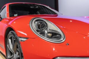 Phares avant avec design rond – PORSCHE – 911 991 CARRERA T – 2018 – Rouge Indien – 21 900 km – 370 ch – Flat 6 Atmo – Transmission : Manuelle – Origine France – Privaty Cars – Achat et vente de voitures de sport d’occasion proche de Bordeaux