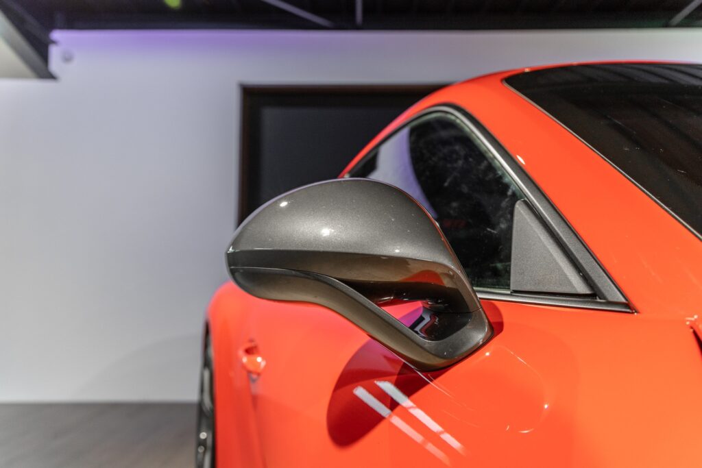 Rétroviseur extérieur sportif – PORSCHE – 911 991 CARRERA T – 2018 – Rouge Indien – 21 900 km – 370 ch – Flat 6 Atmo – Transmission : Manuelle – Origine France – Privaty Cars – Recherche personnalisée de voitures de sport d’occasion près de Niort