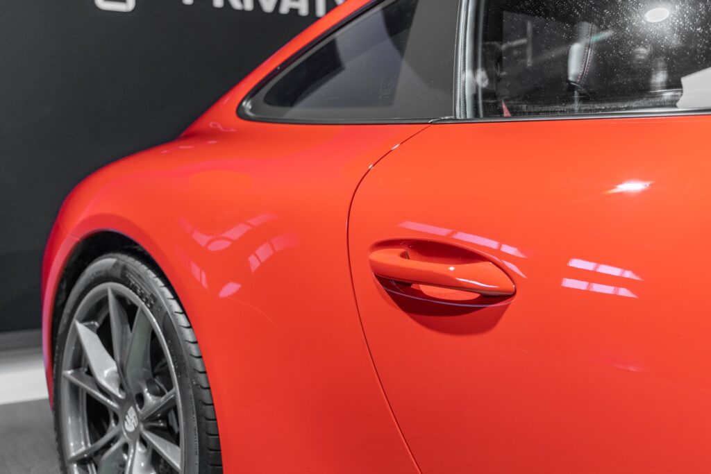 Porte arrière avec poignée intégrée – PORSCHE – 911 991 CARRERA T – 2018 – Rouge Indien – 21 900 km – 370 ch – Flat 6 Atmo – Transmission : Manuelle – Origine France – Privaty Cars – Rachat cash de voitures PORSCHE entre Bordeaux et Nantes