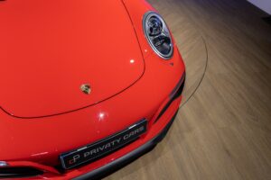 Capot avec logo distinctif – PORSCHE – 911 991 CARRERA T – 2018 – Rouge Indien – 21 900 km – 370 ch – Flat 6 Atmo – Transmission : Manuelle – Origine France – Privaty Cars – Spécialiste des supercars d’occasion à La Rochelle