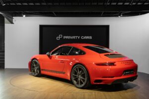 Vue arrière avec jantes noires – PORSCHE – 911 991 CARRERA T – 2018 – Rouge Indien – 21 900 km – 370 ch – Flat 6 Atmo – Transmission : Manuelle – Origine France – Privaty Cars – Service de courtage et recherche automobile premium en Charente-Maritime