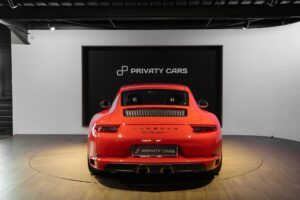 Vue arrière avec aileron et diffuseur – PORSCHE – 911 991 CARRERA T – 2018 – Rouge Indien – 21 900 km – 370 ch – Flat 6 Atmo – Transmission : Manuelle – Origine France – Privaty Cars – Estimation et rachat de véhicules haut de gamme dans l’Ouest de la France
