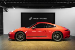 Vue latérale avec jantes sportives – PORSCHE – 911 991 CARRERA T – 2018 – Rouge Indien – 21 900 km – 370 ch – Flat 6 Atmo – Transmission : Manuelle – Origine France – Privaty Cars – Importation de véhicules de prestige et sportifs à La Rochelle