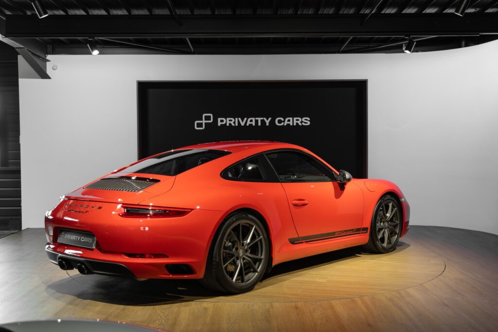 Vue arrière avec double sortie d'échappement – PORSCHE – 911 991 CARRERA T – 2018 – Rouge Indien – 21 900 km – 370 ch – Flat 6 Atmo – Transmission : Manuelle – Origine France – Privaty Cars – Dépôt-vente sécurisé de véhicules de prestige près de Niort
