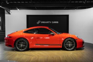 Vue latérale avec jantes sportives – PORSCHE – 911 991 CARRERA T – 2018 – Rouge Indien – 21 900 km – 370 ch – Flat 6 Atmo – Transmission : Manuelle – Origine France – Privaty Cars – Expertise et vente de modèles Super Sport à La Rochelle