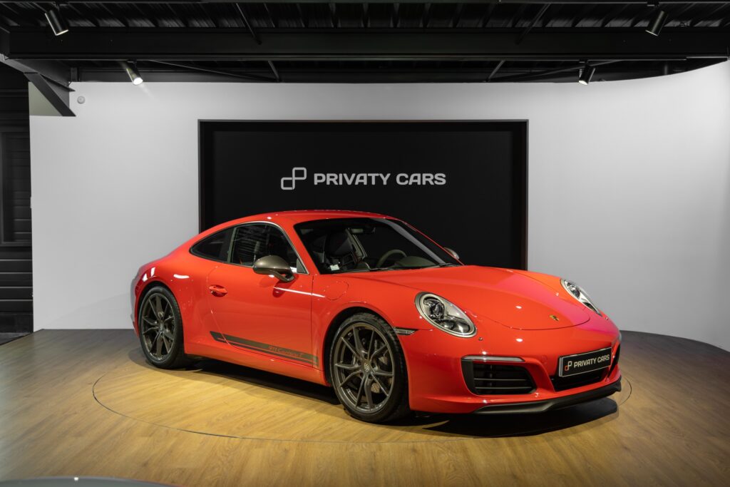 Vue latérale avec jantes sportives – PORSCHE – 911 991 CARRERA T – 2018 – Rouge Indien – 21 900 km – 370 ch – Flat 6 Atmo – Transmission : Manuelle – Origine France – Privaty Cars – Spécialiste indépendant Porsche, Ferrari et McLaren en Nouvelle-Aquitaine